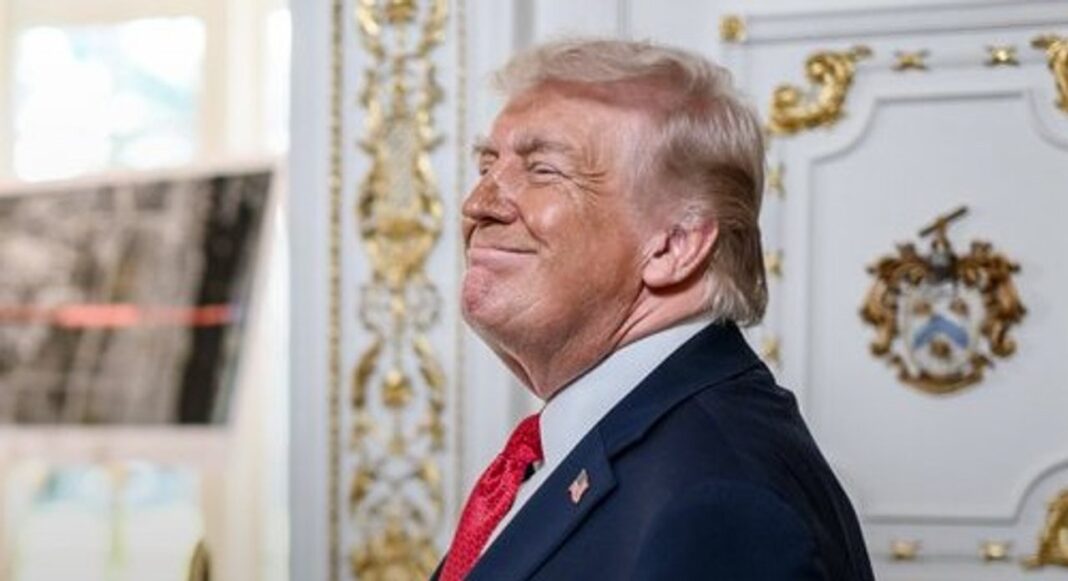 Donald Trump hablando con periodistas frente a la Casa Blanca.