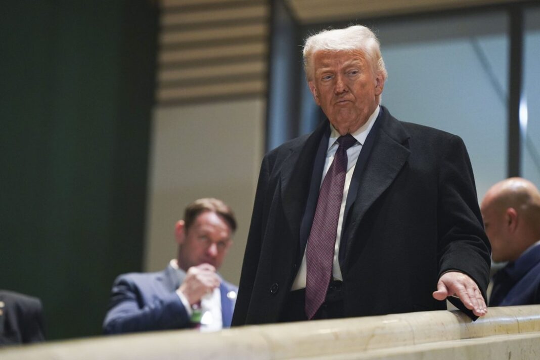 Donald Trump hablando por teléfono en el Despacho Oval.