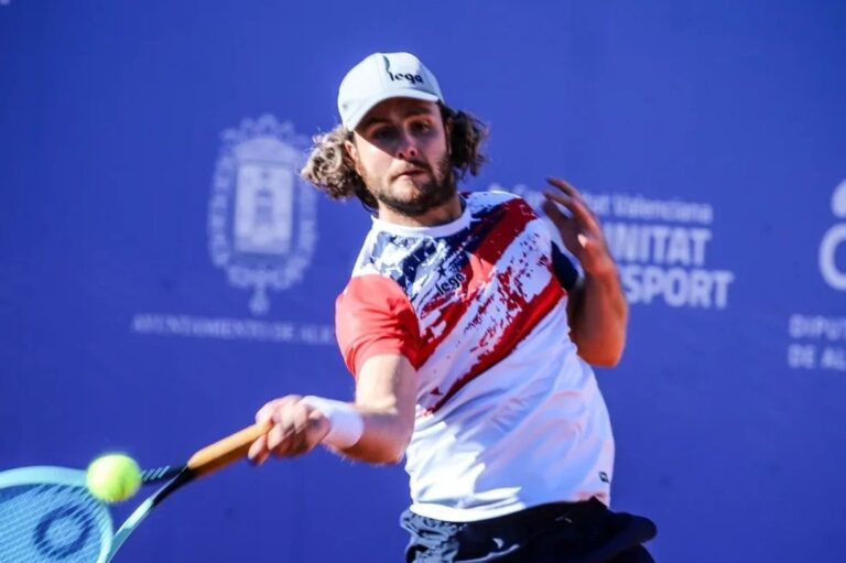Marco Trungellitti durante un partido de tenis