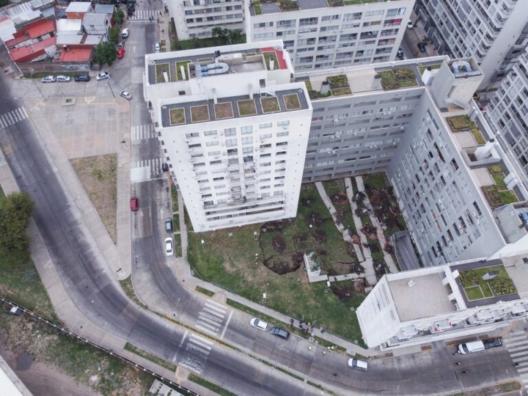 Vista exterior del complejo de edificios Estación Buenos Aires en el barrio de Parque Patricios