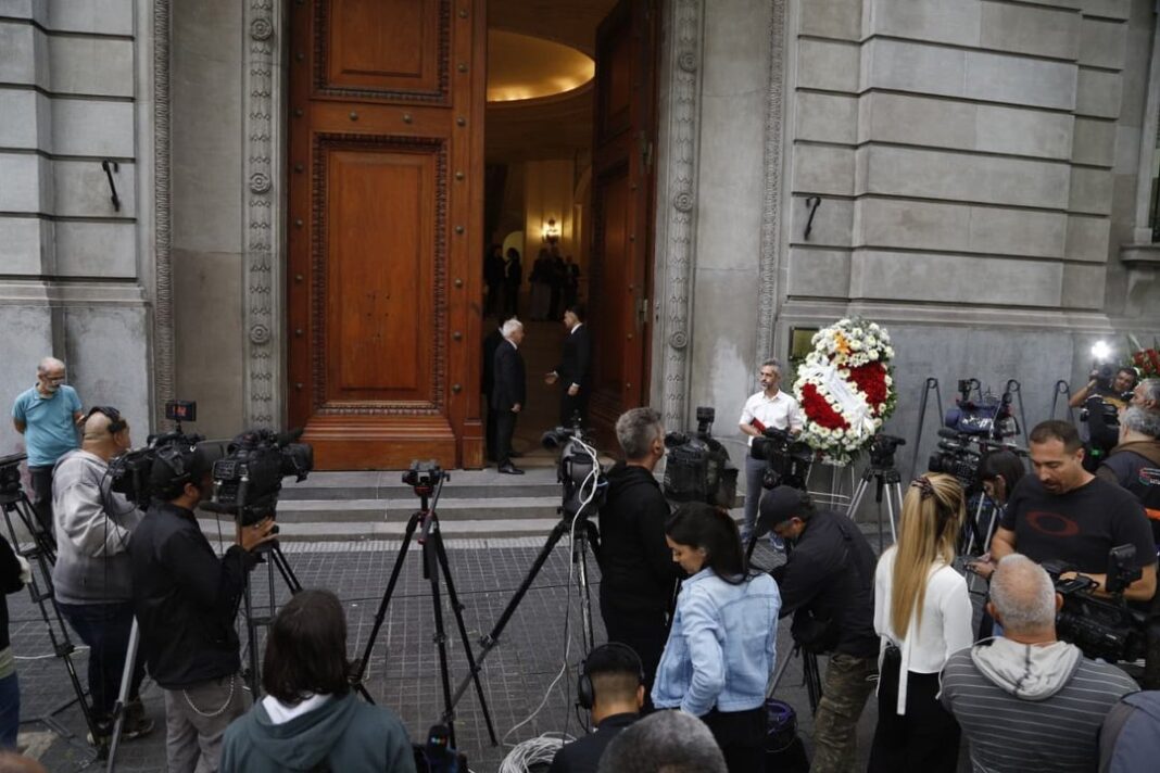 Exterior de la Legislatura de la Ciudad de Buenos Aires, donde se vela a Luis Brandoni.