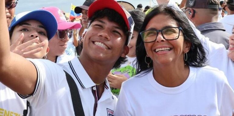 Delcy Rodríguez encabeza una peregrinación en el estado Falcón, Venezuela.