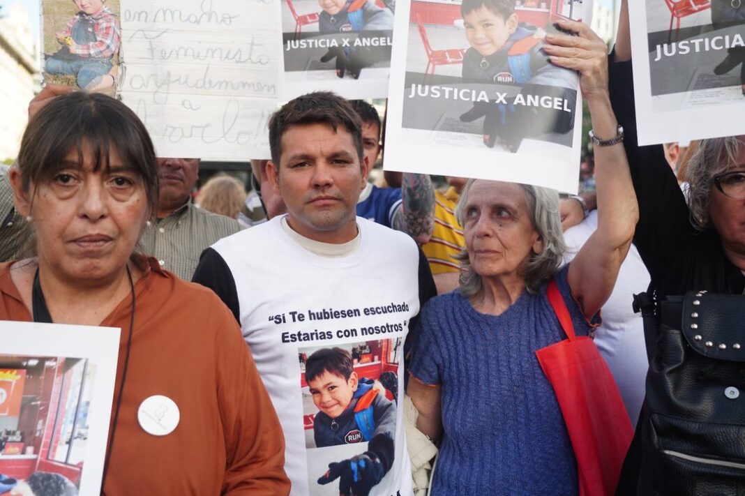 Vigilia y manifestación en el Obelisco de Buenos Aires con carteles en homenaje a Ángel López.