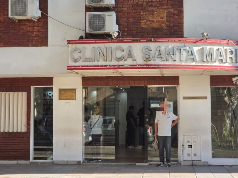 Fachada de la Clínica Santa María en Villa Ballester