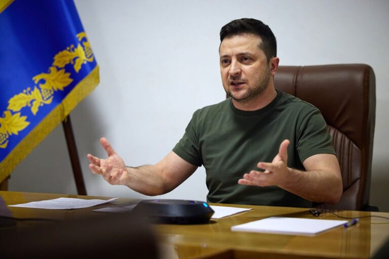 Volodymyr Zelenski e Ilham Aliyev reunidos en Gabala, Azerbaiyán