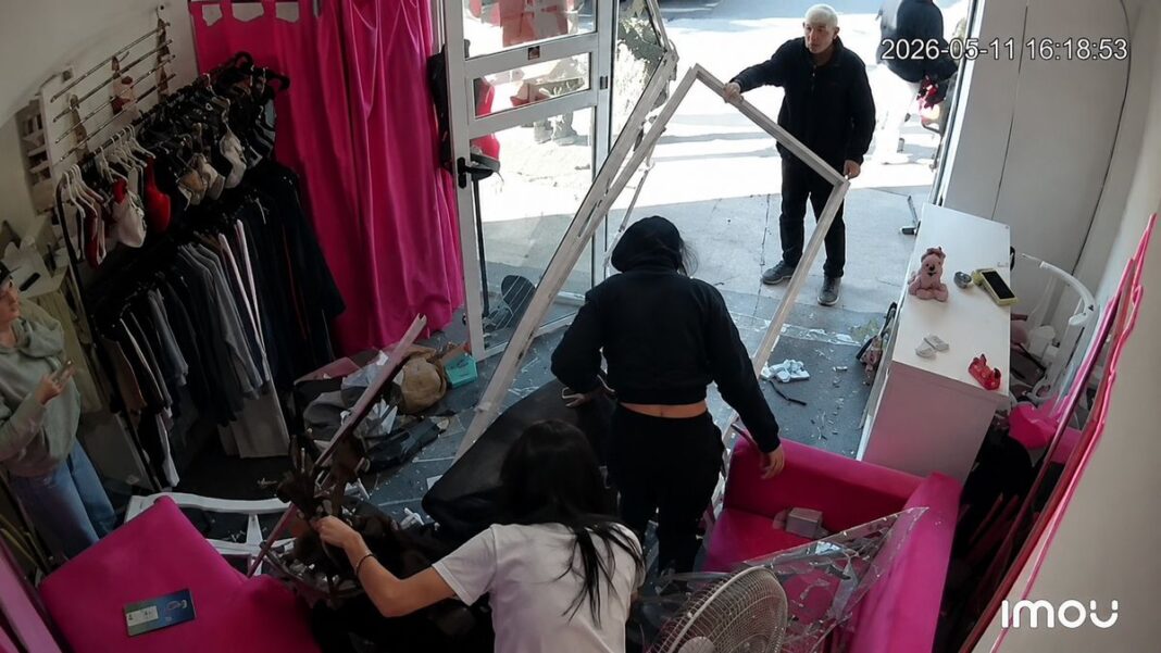 Local comercial destruido tras choque de moto en Caseros