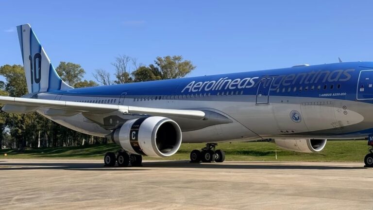 Avión de Aerolíneas Argentinas con ploteo mundialista que muestra el número 10 y tres estrellas en el hangar 5 de Ezeiza