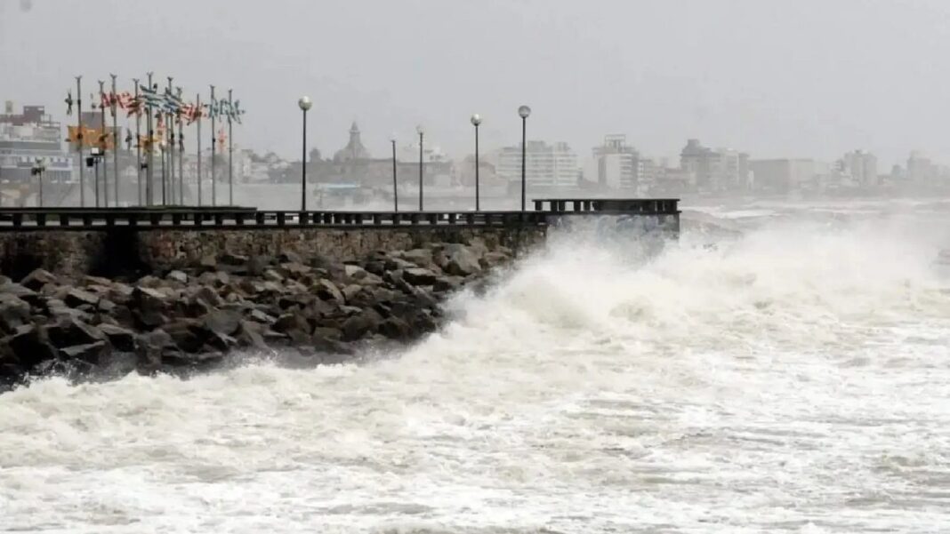 Olas gigantes en la Costa Atlántica durante temporal con alerta naranja