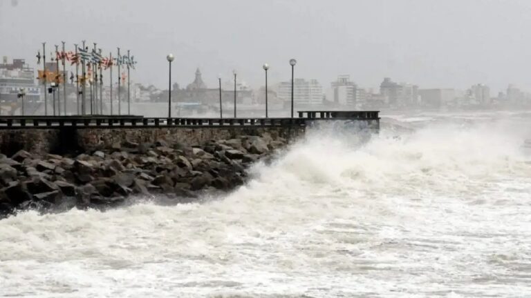 Olas gigantes en la Costa Atlántica durante temporal con alerta naranja