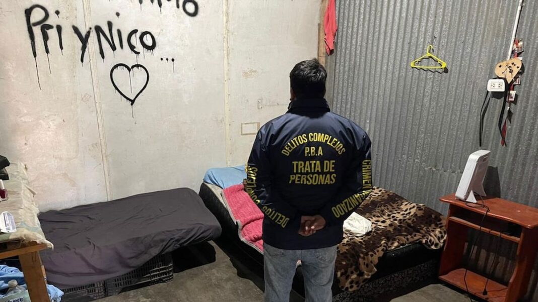 Predio allanado en Los Hornos donde se encontraron 150 personas explotadas y hacinadas