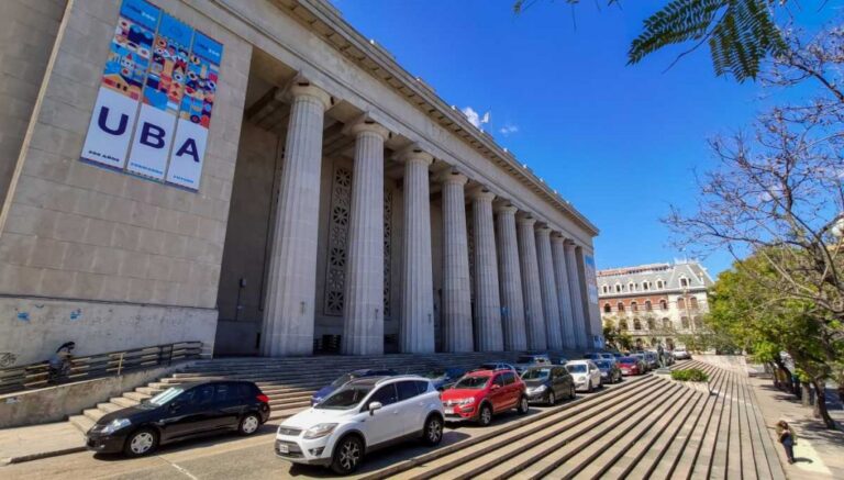 Estudiantes y docentes en una clase pública en la facultad de Derecho de la UBA