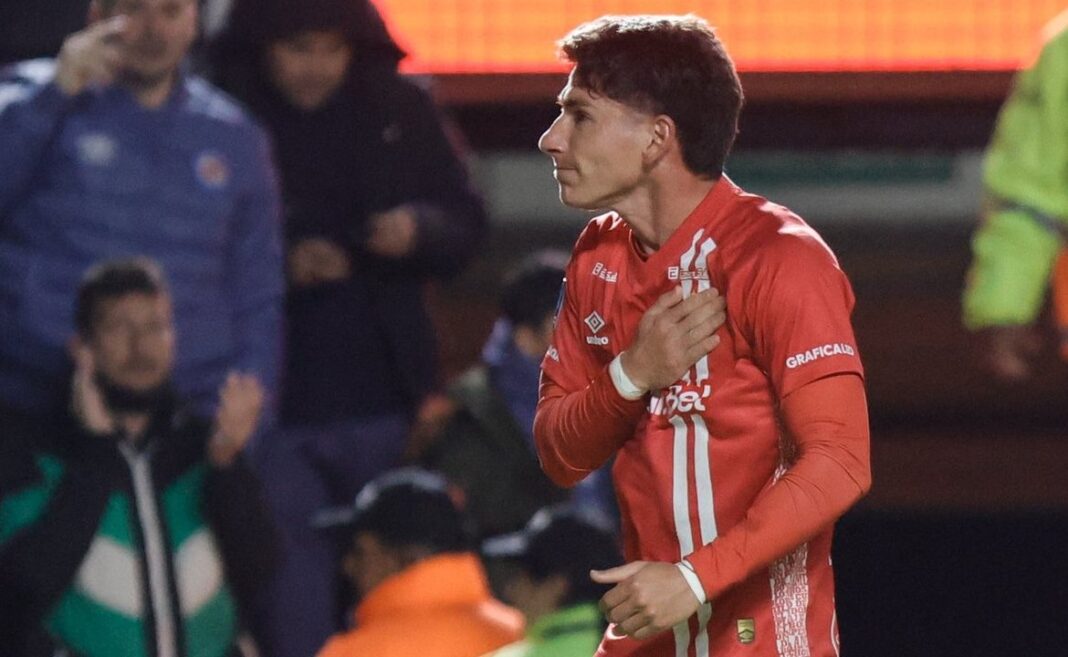 Jugadores de Argentinos Juniors celebrando un gol ante Lanús en el estadio Diego Armando Maradona