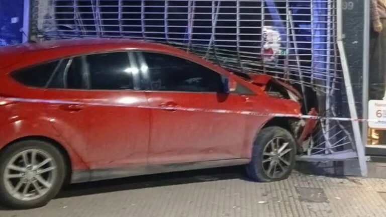 Semáforo derribado en Bahía Blanca tras choque de conductor alcoholizado