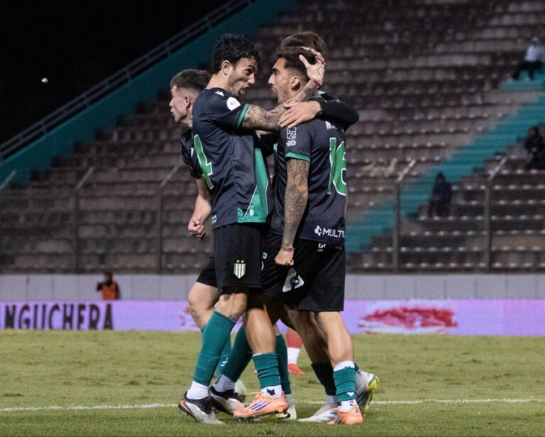 Jugadores de Banfield festejan la clasificación tras ganar por penales a San Martín de Tucumán en la Copa Argentina 2026