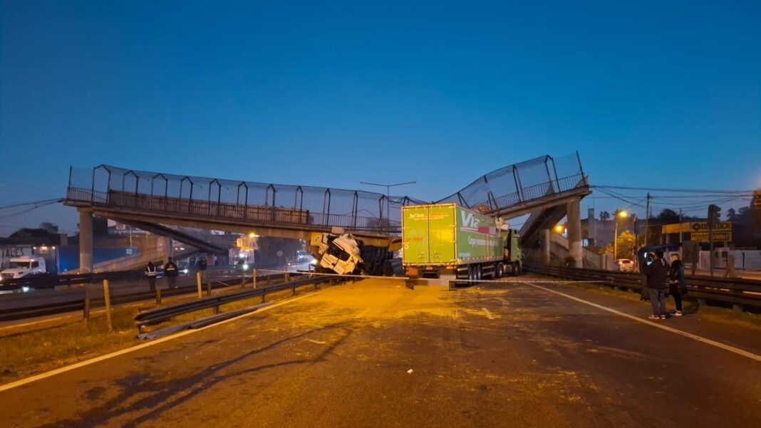 Puente peatonal derribado sobre la autopista Panamericana en Escobar