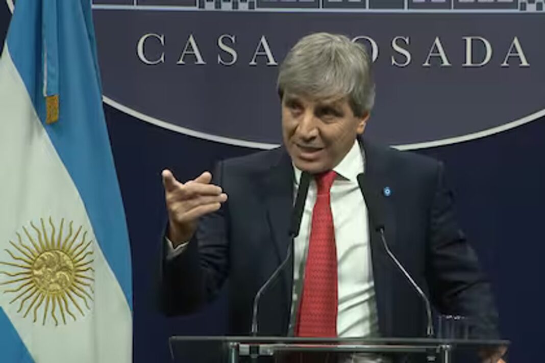 Luis Caputo en conferencia de prensa anunciando el SUPER RIGI
