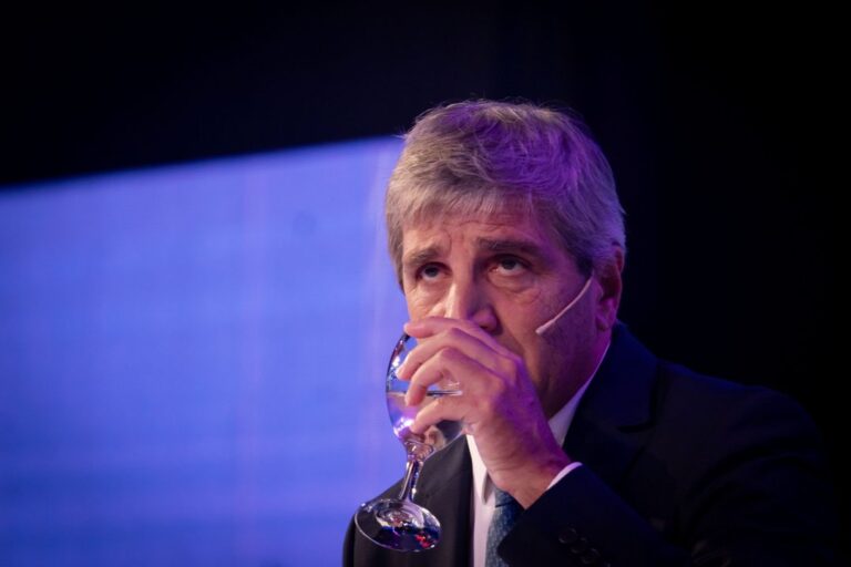 Luis Caputo en entrevista televisiva sobre financiamiento al 6%