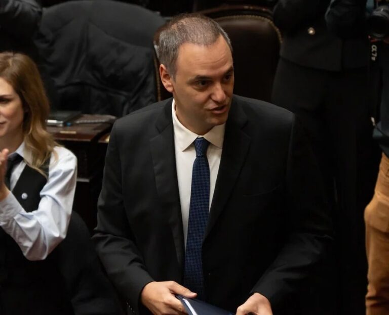 Manuel Adorni, jefe de Gabinete, en el centro de una investigación por enriquecimiento ilícito con criptomonedas