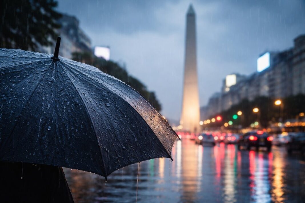 Calle de Buenos Aires con lluvia y cielo nublado
