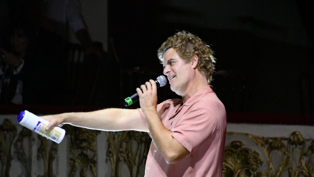 Adultos mayores en el Teatro Coliseo Podestá durante la función de Jubilandia