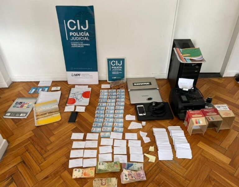 Licencias de conducir falsas incautadas en allanamiento en Almagro