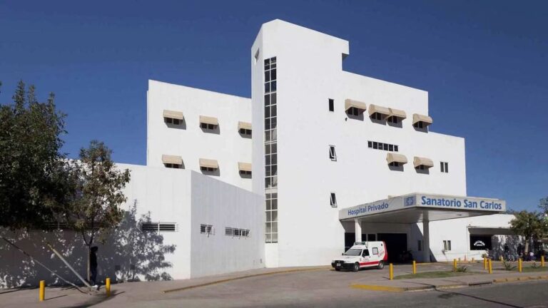 Fachada del exsanatorio San Carlos en Maquinista Savio, Escobar