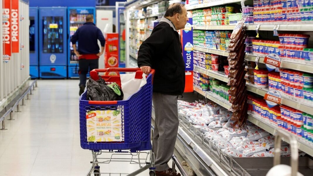 Góndolas de supermercado con productos