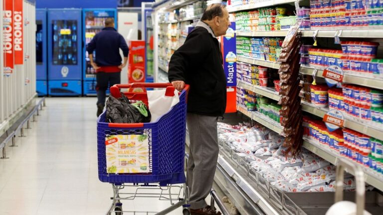Góndolas de supermercado con productos