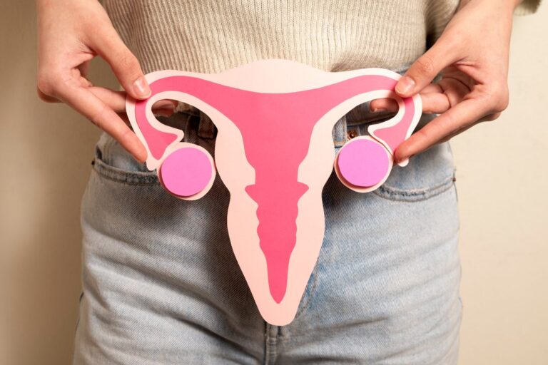 Mujer en consulta ginecológica con médico realizando ecografía transvaginal