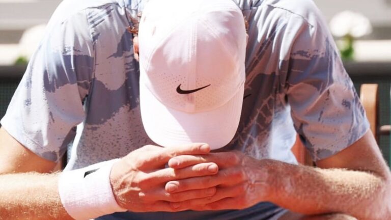 Tenista Jannik Sinner recibe atención médica durante partido en Roland Garros por calor extremo