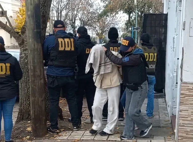 Fachada de un departamento en Mar del Plata donde se realizó el allanamiento
