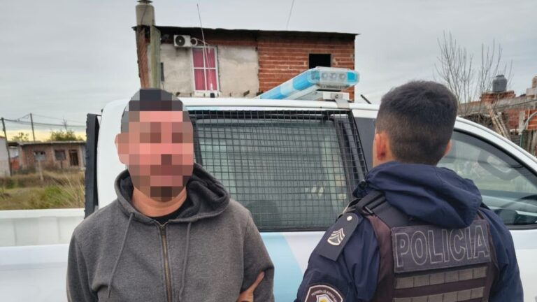 Policía científica trabajando en la escena del crimen en Manuel Alberti