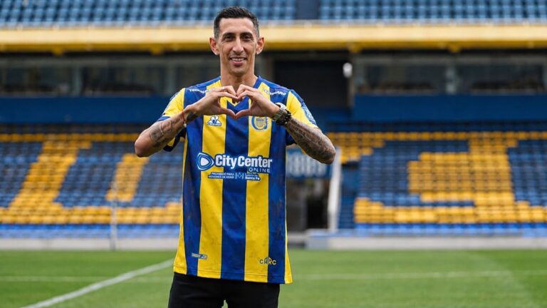 Ángel Di María con la camiseta de Rosario Central en un partido de fútbol