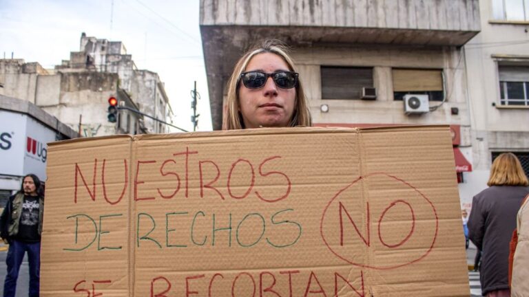 Mujer sosteniendo un cartel con la consigna por el derecho al aborto legal