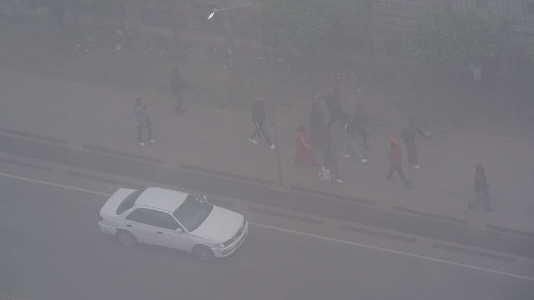 Auto circulando con niebla en una ruta de la provincia de Buenos Aires