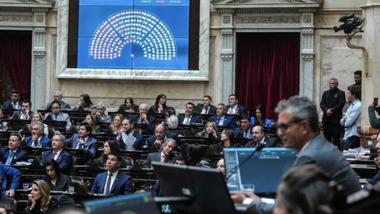 Sesión de la Cámara de Diputados con legisladores en el recinto