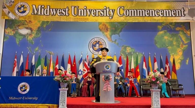 Mario Ishii recibiendo el doctorado honoris causa en la Midwest University de Missouri