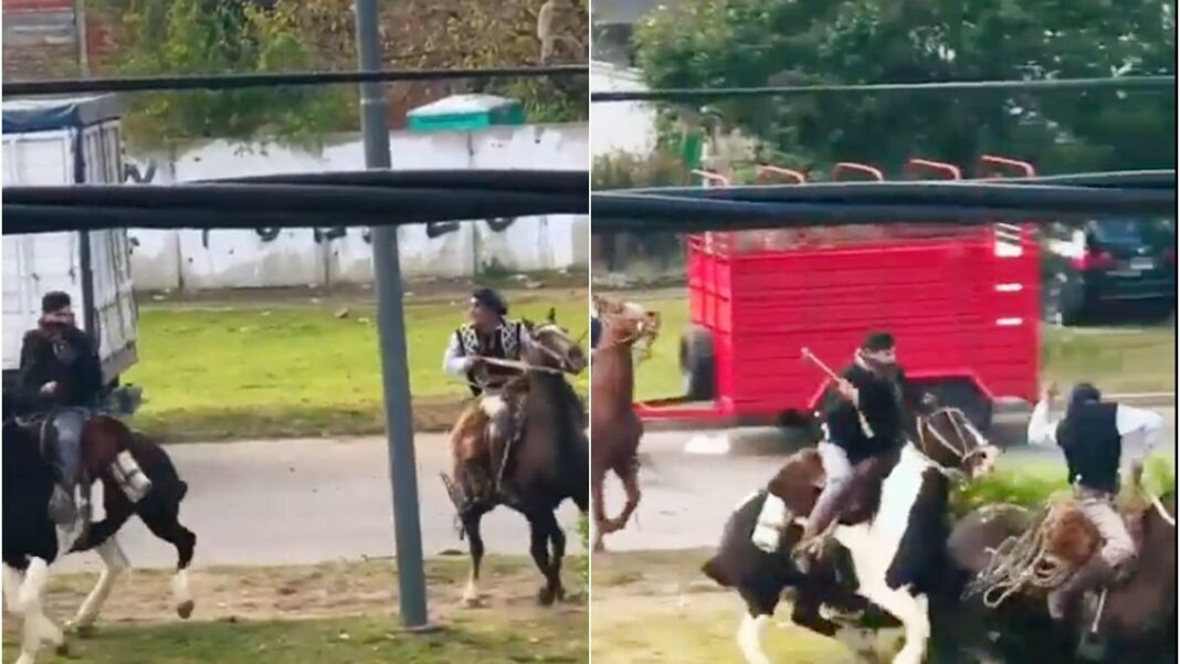 Jinetes enfrentándose con rebenques durante un desfile en Berazategui