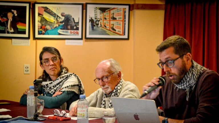 Activistas detenidos en cubierta de barco israelí