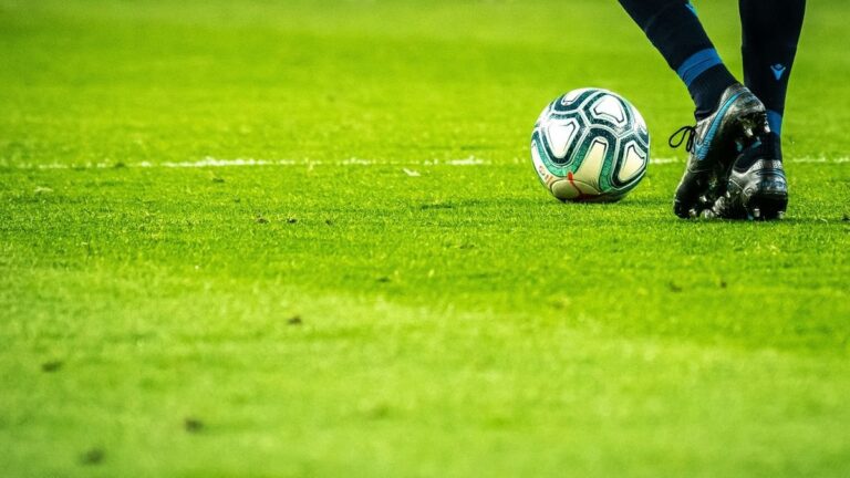 Estadio de fútbol con público durante un partido
