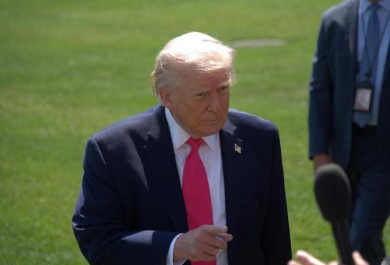 Bandera de Estados Unidos e Irán en una mesa de negociaciones