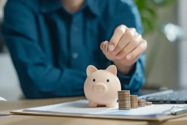 Familia bonaerense planificando el presupuesto del hogar en la cocina con libreta y calculadora