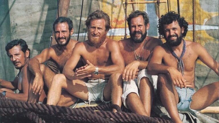 Expedicionarios de la Atlantis con la bandera argentina al llegar a Venezuela