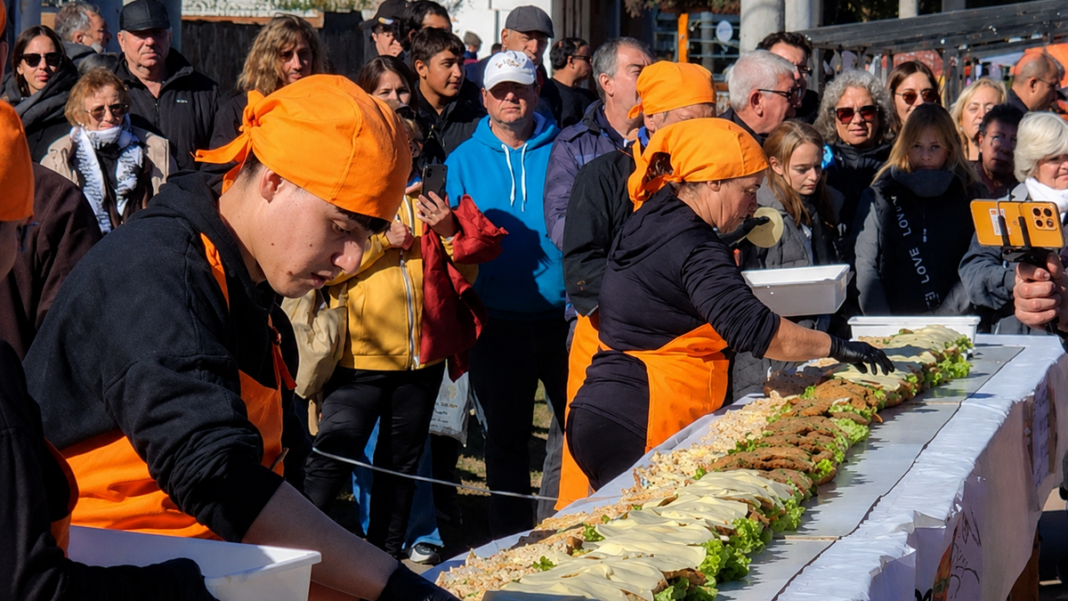 Sándwich de milanesa gigante de 30,20 metros en la Fiesta de la Milanesa Serrana, Sierra de la Ventana