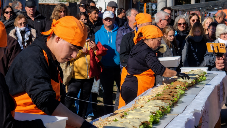 Sándwich de milanesa gigante de 30,20 metros en la Fiesta de la Milanesa Serrana, Sierra de la Ventana