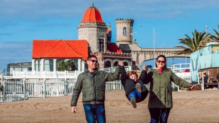 Turistas en la costa atlántica durante el fin de semana largo del 25 de Mayo