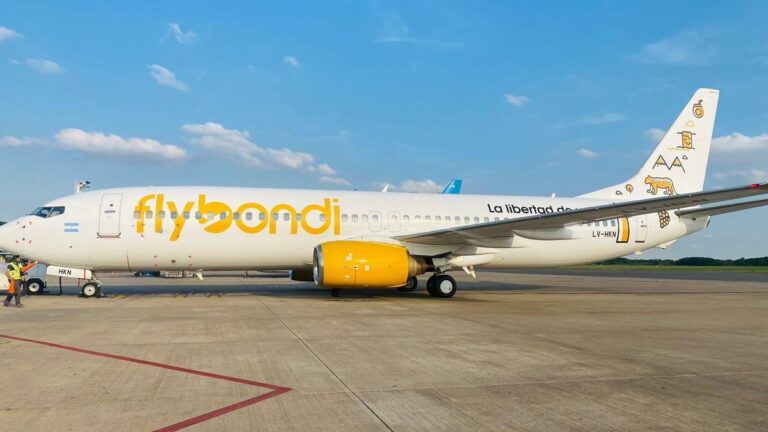 Alumnos de la Escuela Técnica de Bragado celebrando la donación de pasajes de Flybondi