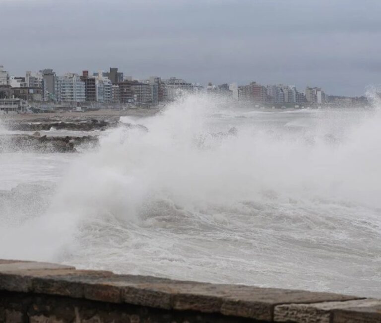 Olas de gran tamaño golpean la costa durante el ciclón extratropical en la Costa bonaerense
