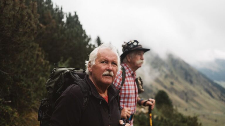 Adultos mayores viajando y disfrutando de la naturaleza