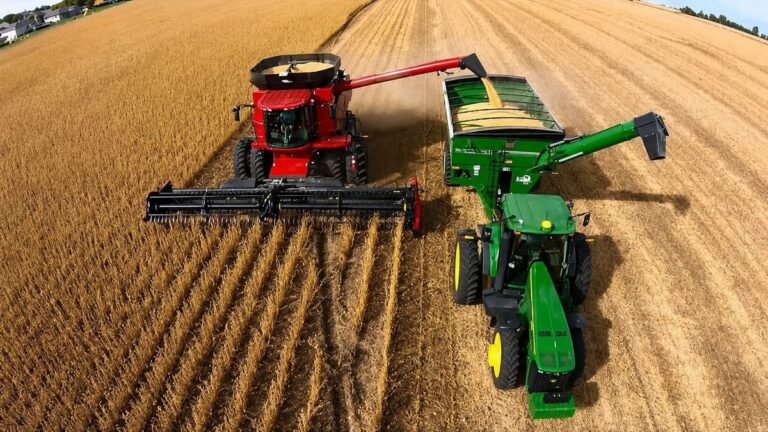Campo de cultivo con cosechadora en Argentina